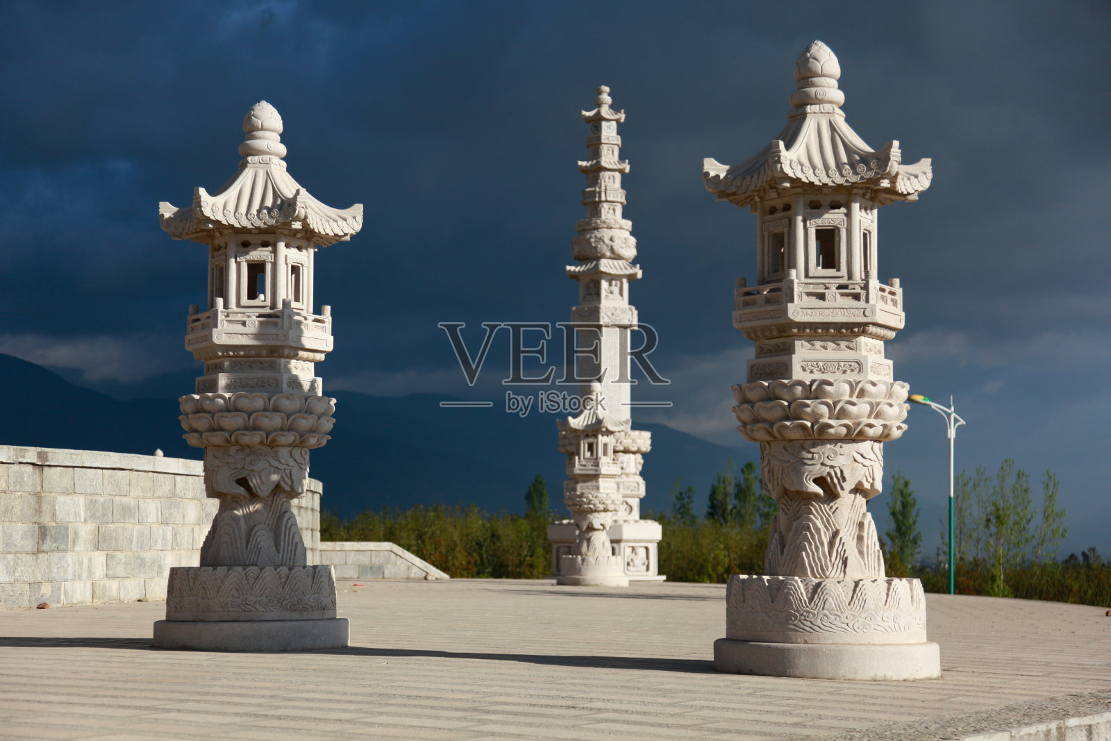 三盏中式石灯配黑云照片摄影图片