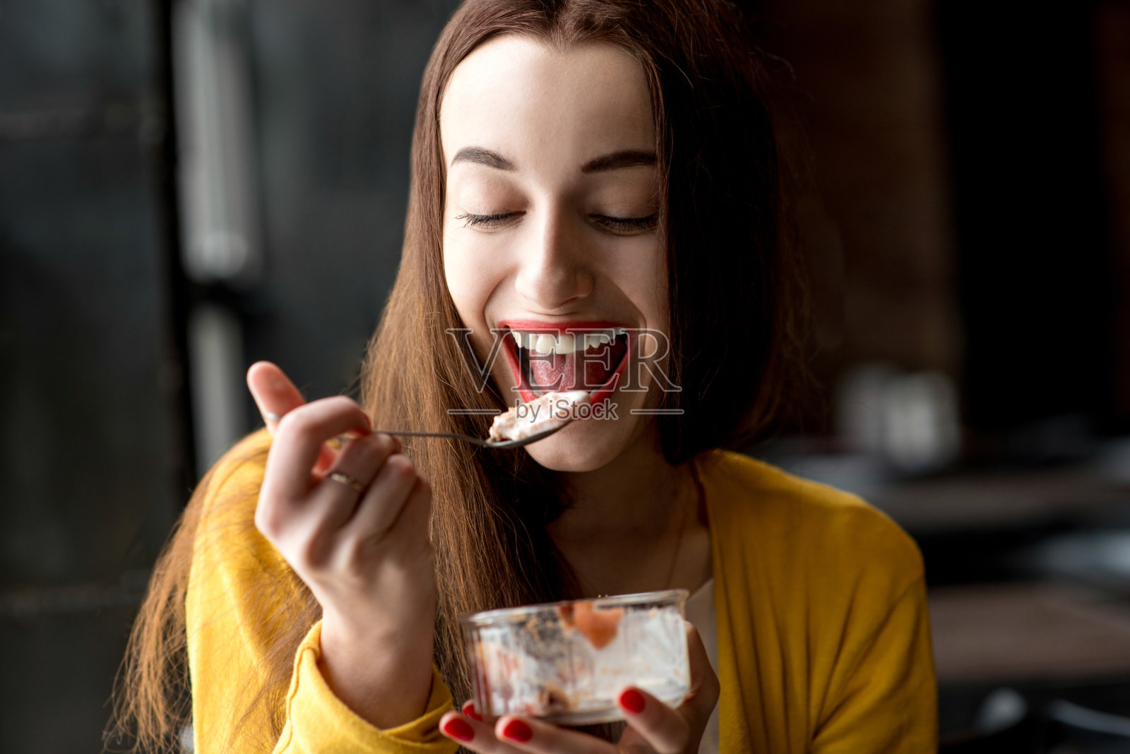 在咖啡厅里吃冰淇淋的女人照片摄影图片