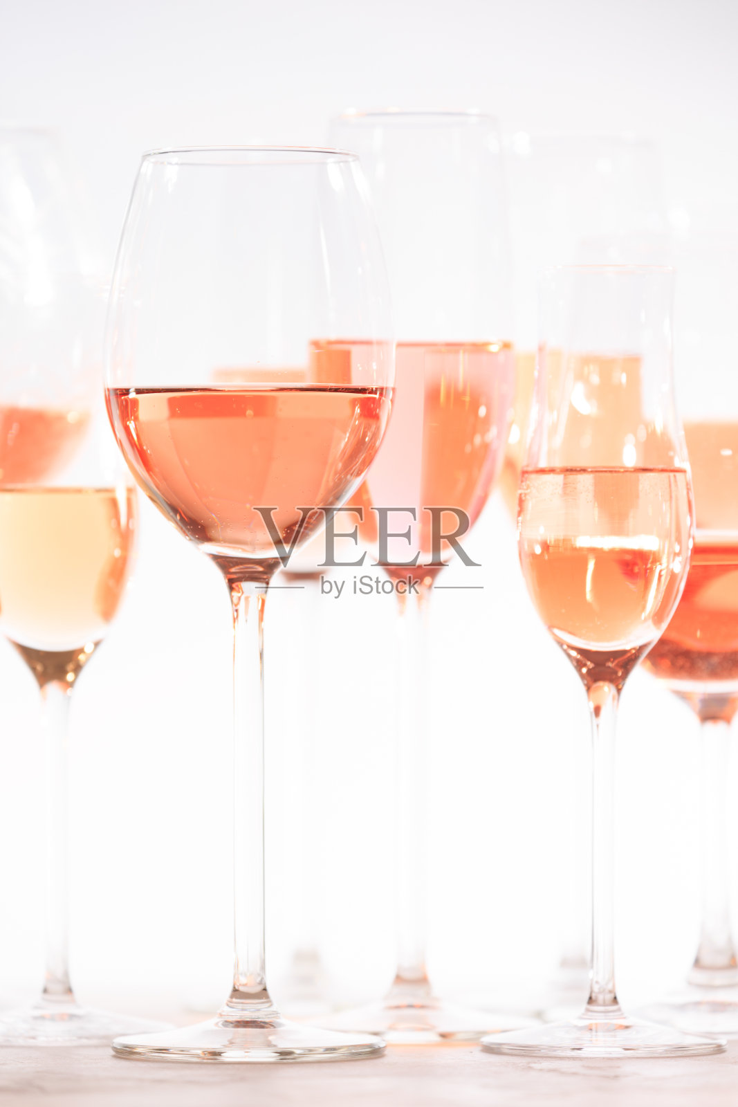 在品酒会上喝很多杯玫瑰葡萄酒。玫瑰葡萄酒的概念和品种照片摄影图片