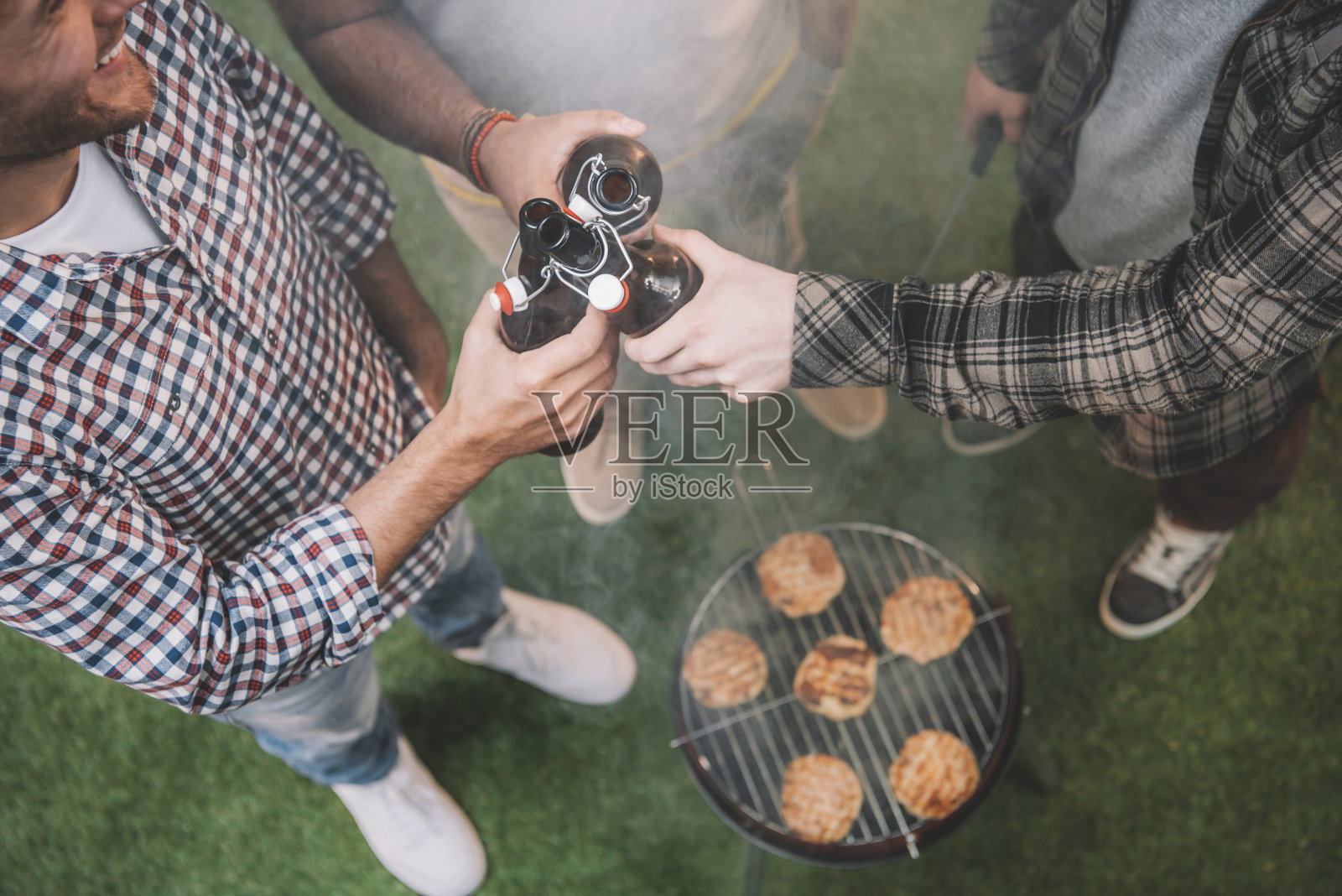 俯视图年轻的朋友喝啤酒和烧烤照片摄影图片