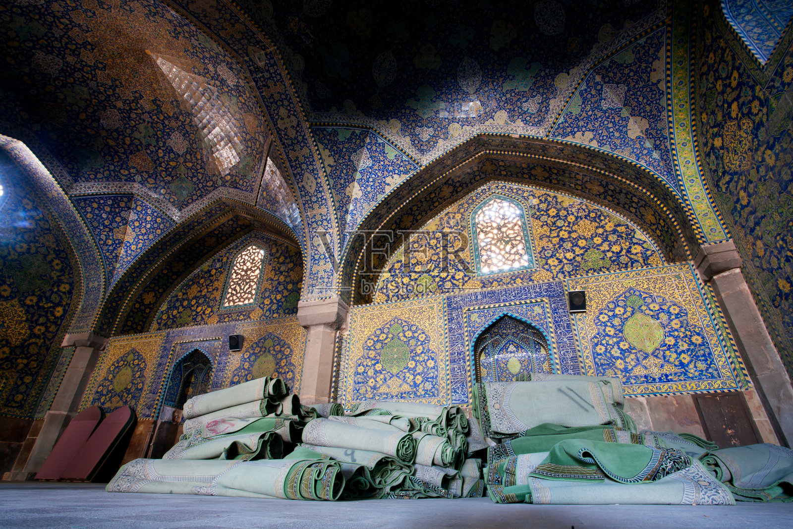 伊斯法罕清真寺内的宗教节日地毯被弄皱了照片摄影图片