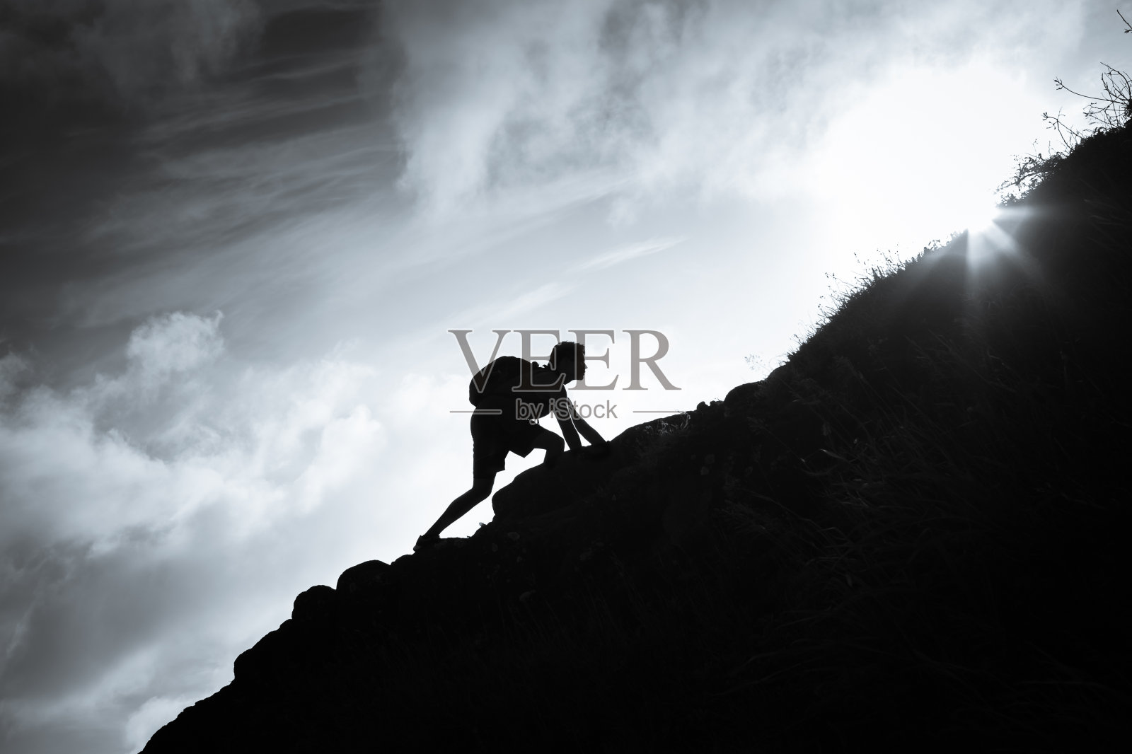 一个人在爬山。照片摄影图片