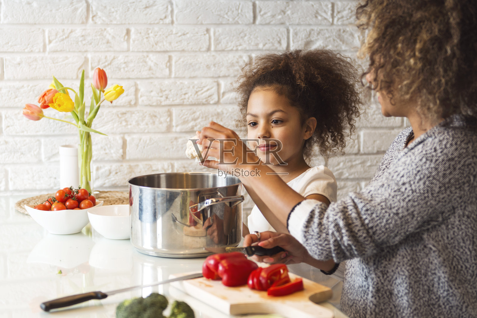 美丽的非裔美国女人和她的女儿在厨房做饭照片摄影图片