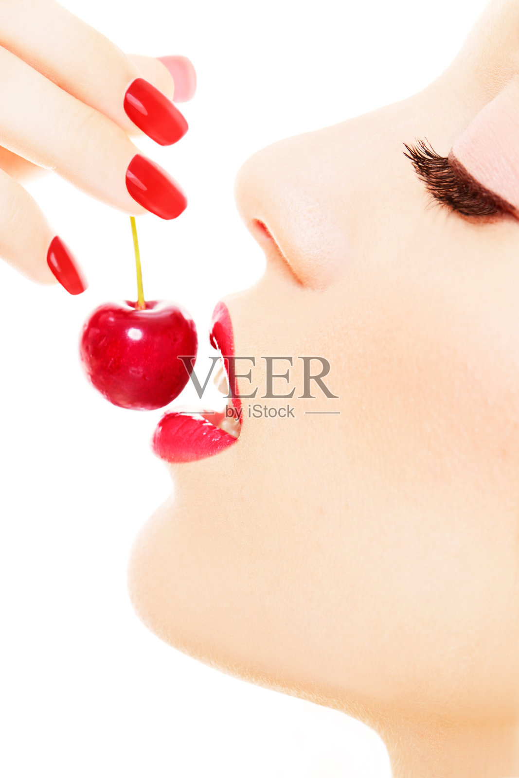 红樱桃，嘴唇和指甲。美丽的轮廓孤立在白色。照片摄影图片
