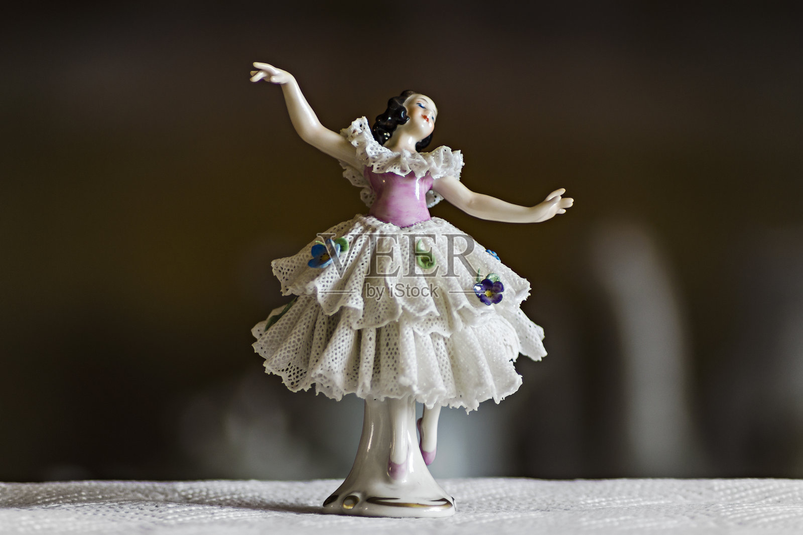 小陶瓷小雕像舞者照片摄影图片