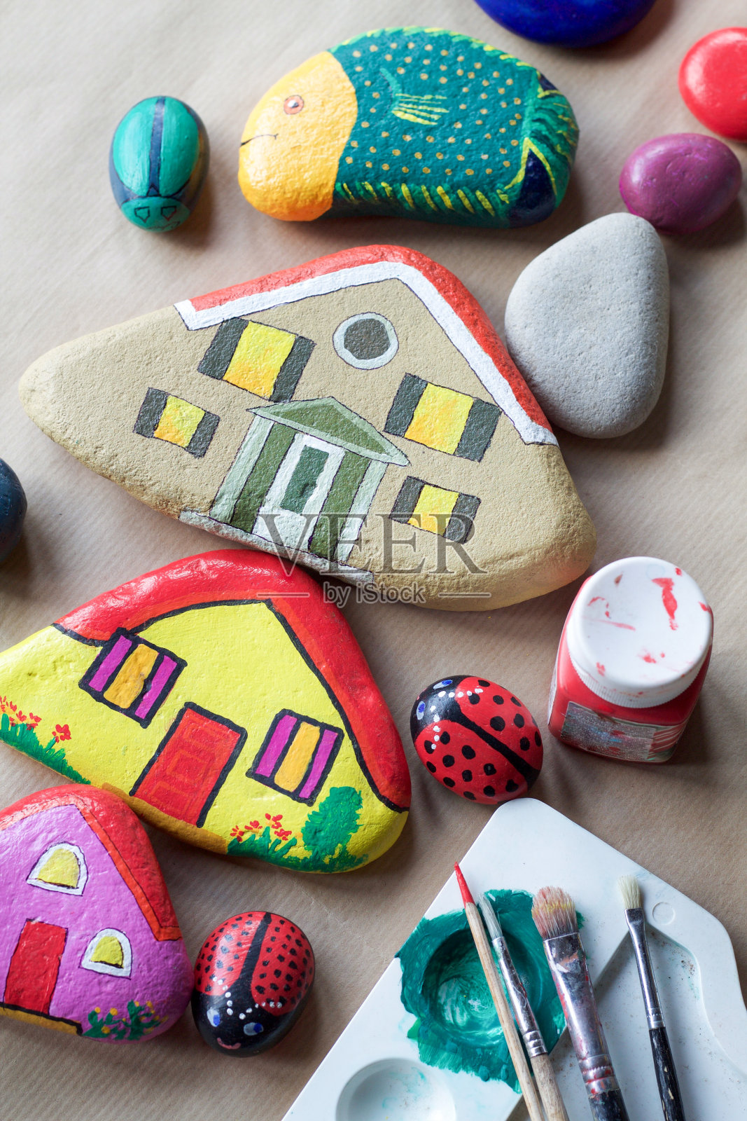 一组自制的彩绘石头作为房屋和动物照片摄影图片