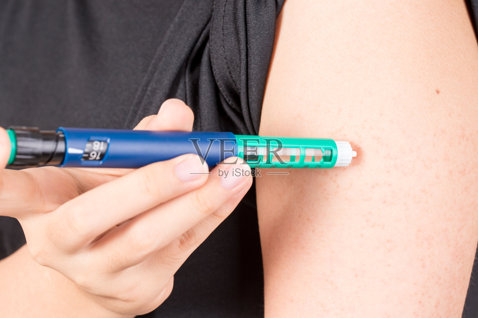 患者使用胰岛素笔自行注射胰岛素照片摄影图片
