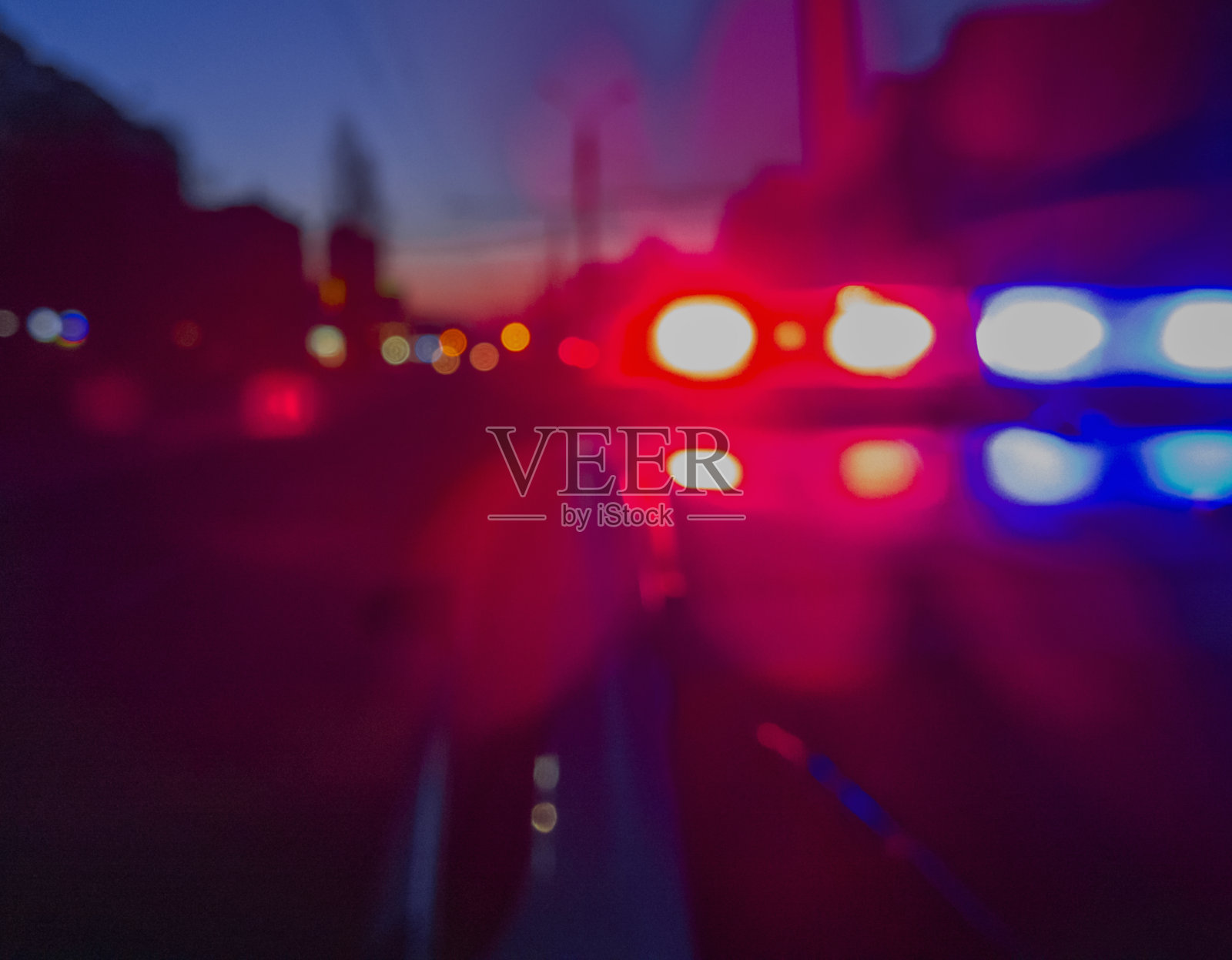 红、蓝:夜间警车的灯。夜间巡逻城市。抽象模糊的图像。照片摄影图片