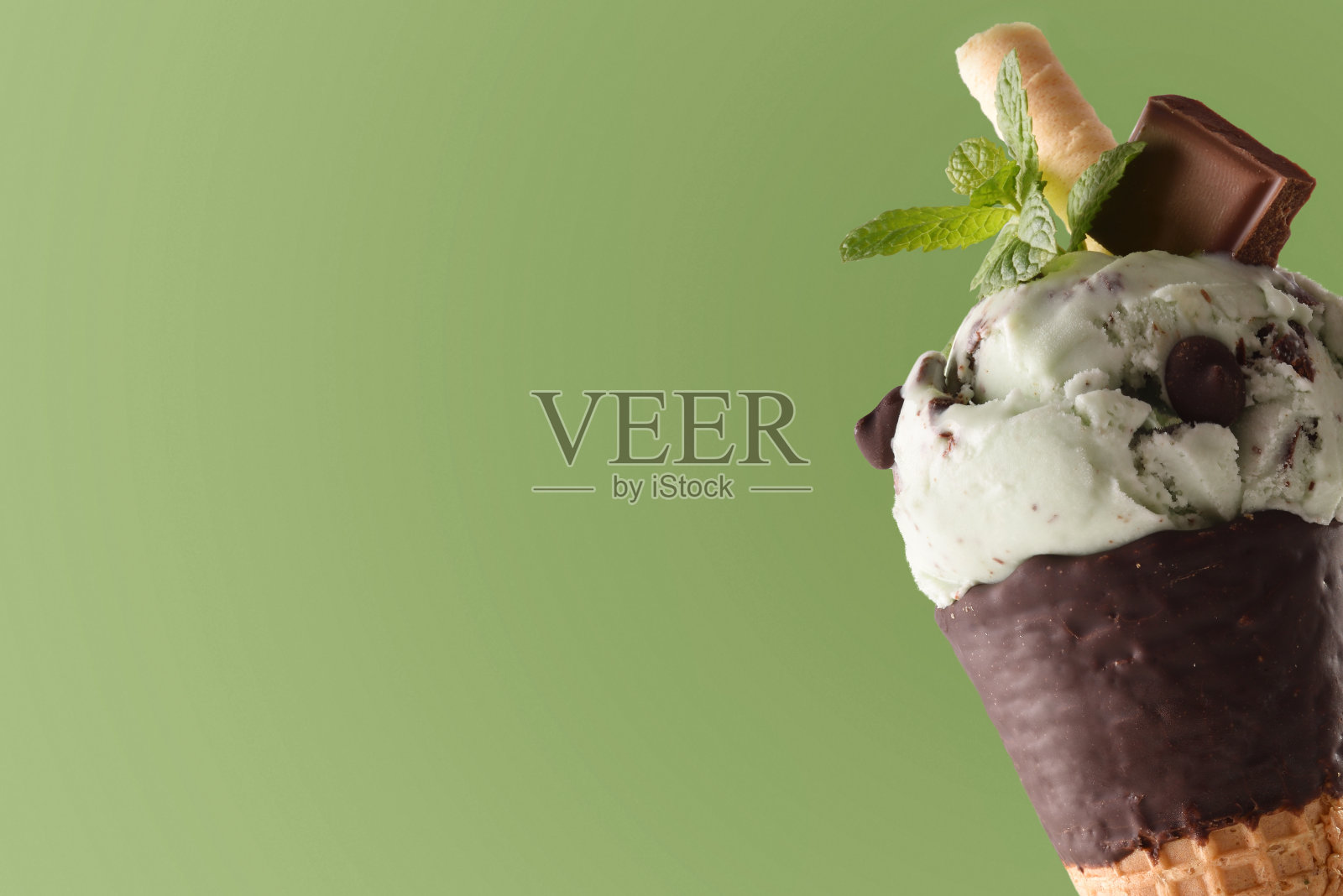 冰淇淋甜筒味薄荷巧克力绿色背景照片摄影图片