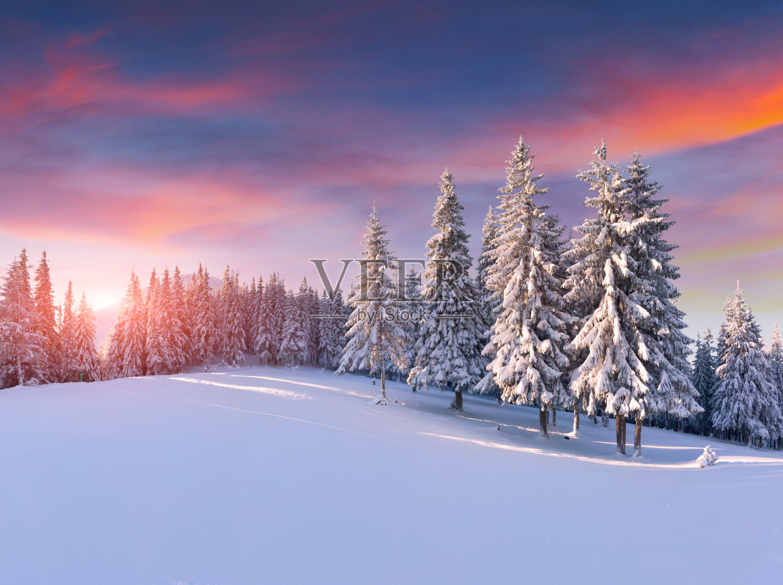 山上五颜六色的冬日日出照片摄影图片
