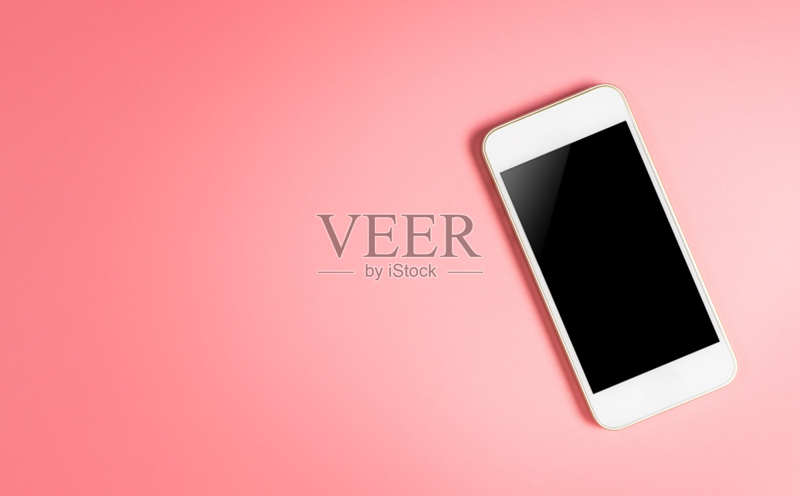 白色智能手机和空白屏幕上的粉色拷贝空间照片摄影图片