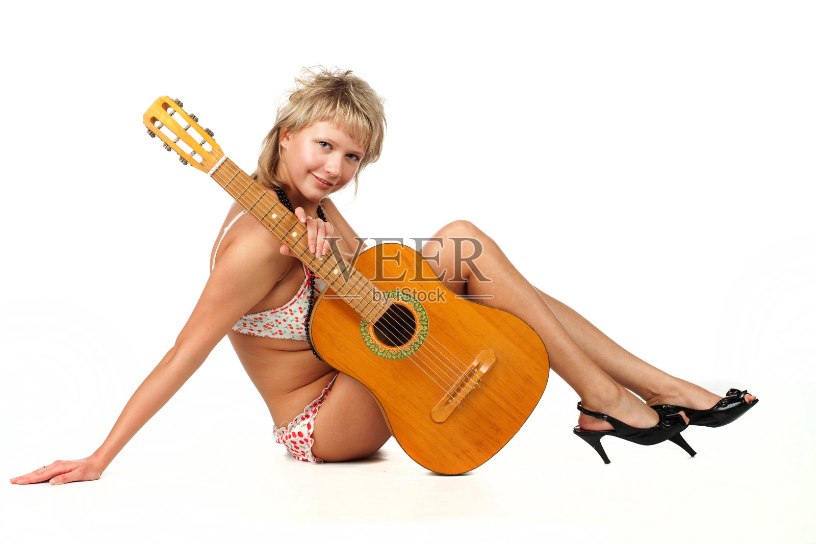 迷人的年轻女子与吉他照片摄影图片