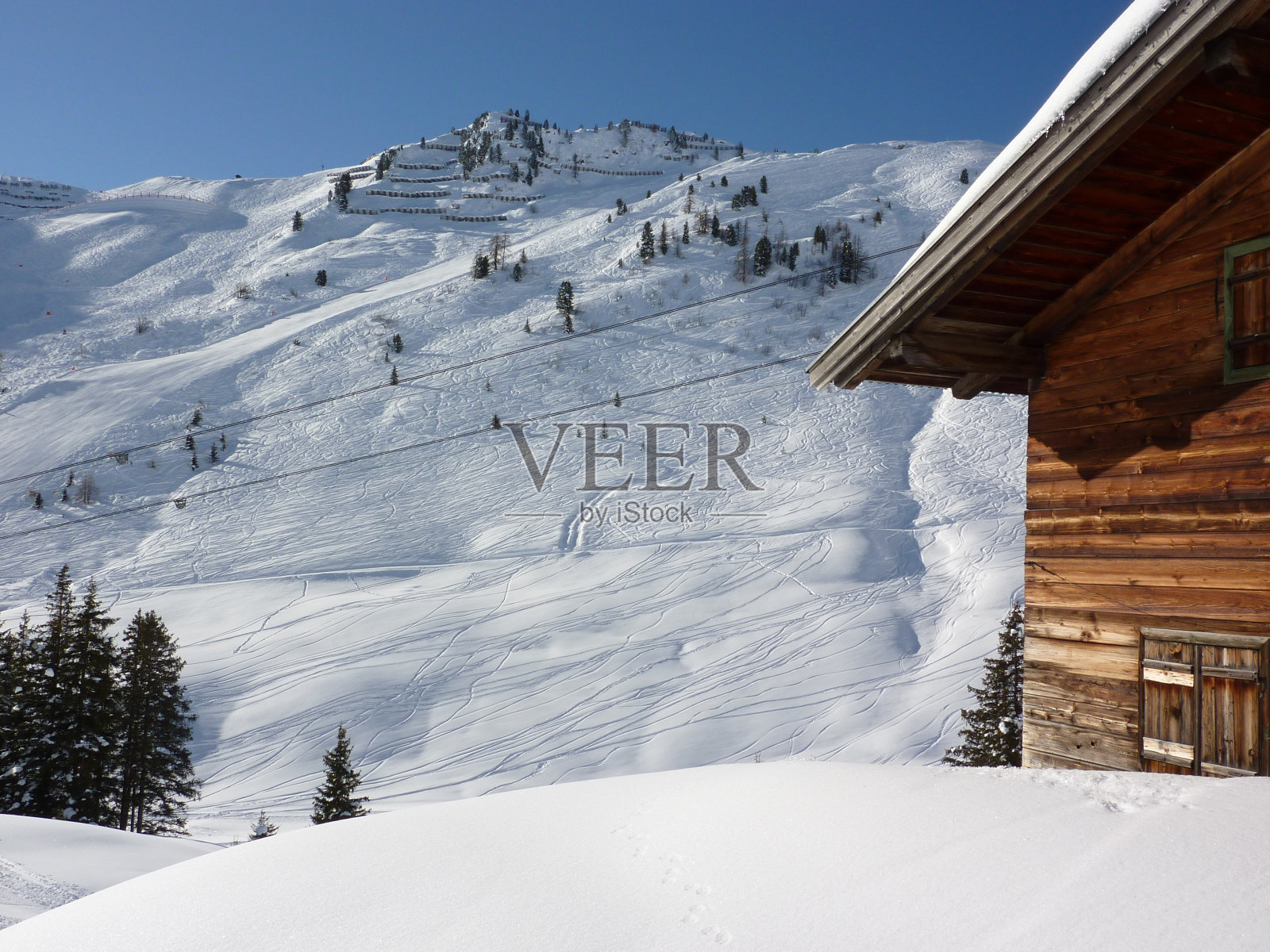 冬季运动区滑雪小屋的部分视图照片摄影图片