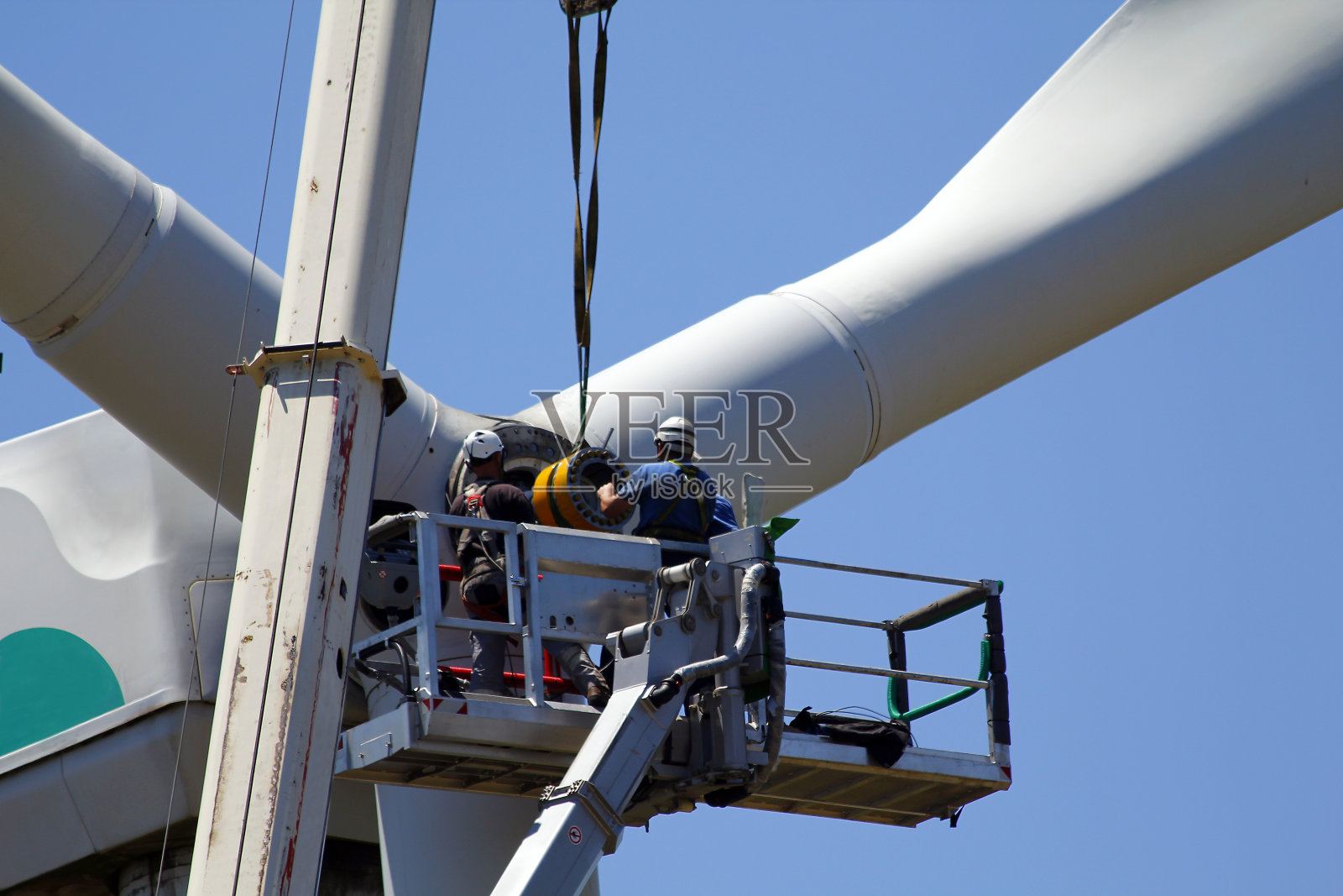 修理风力涡轮机照片摄影图片