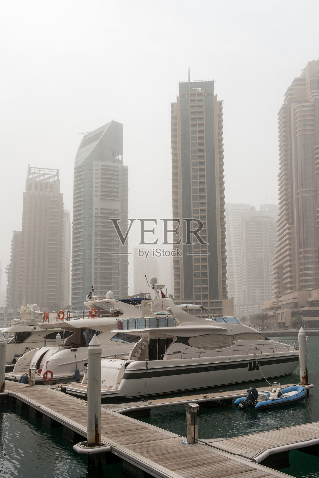 阿联酋迪拜——2017年2月17日:迪拜码头沙尘暴照片摄影图片