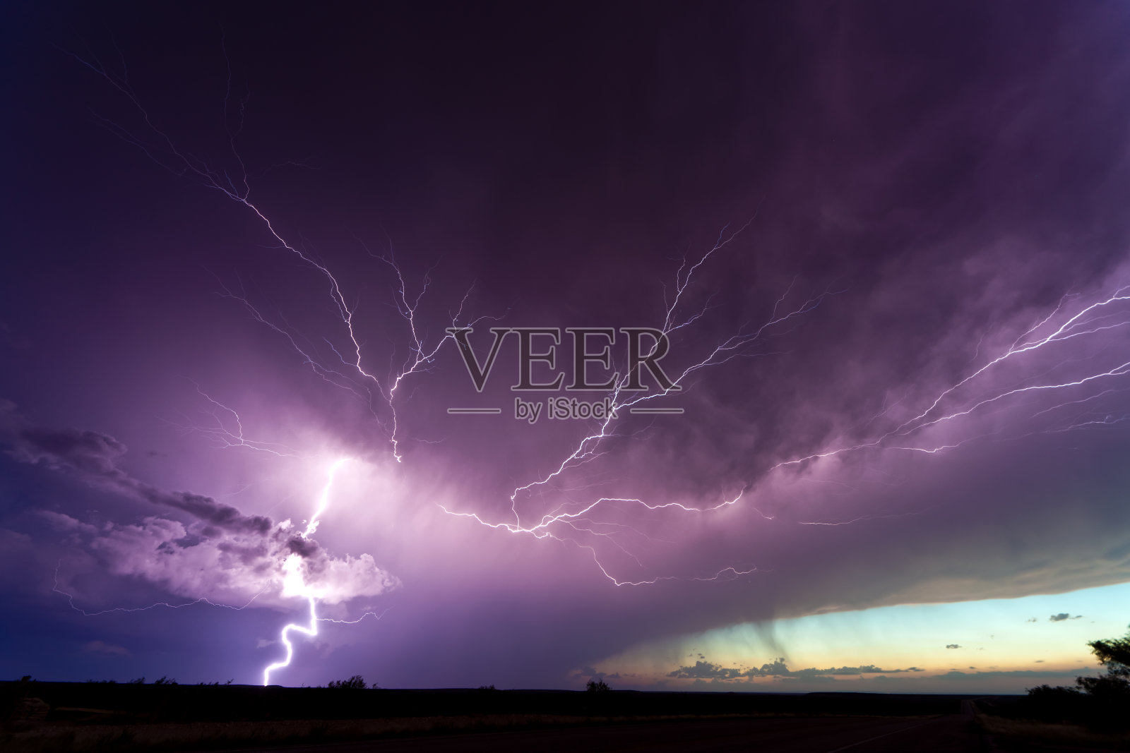 闪电穿过暴风雨般的紫色天空照片摄影图片