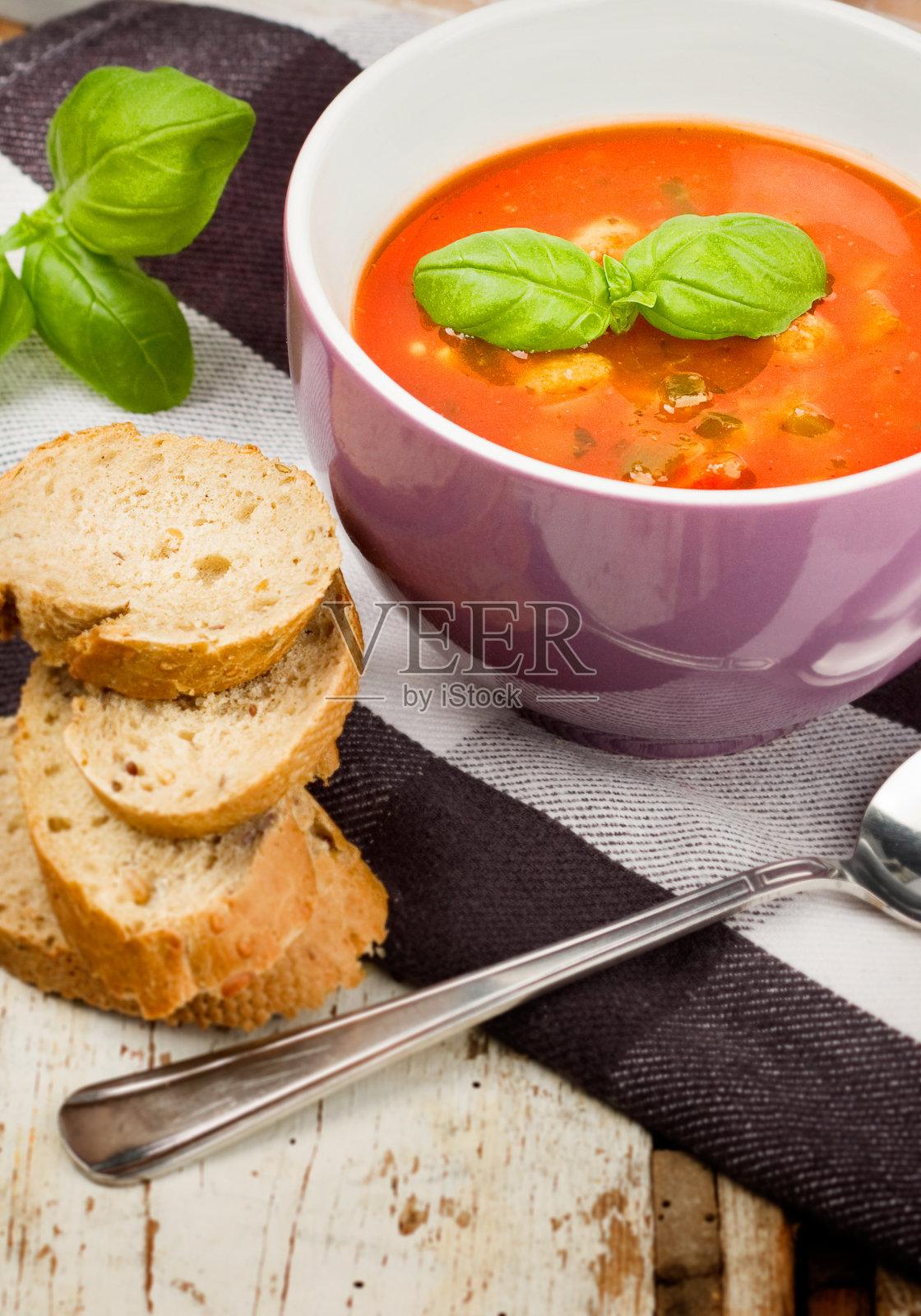 美味新鲜的番茄汤，罗勒和面包照片摄影图片