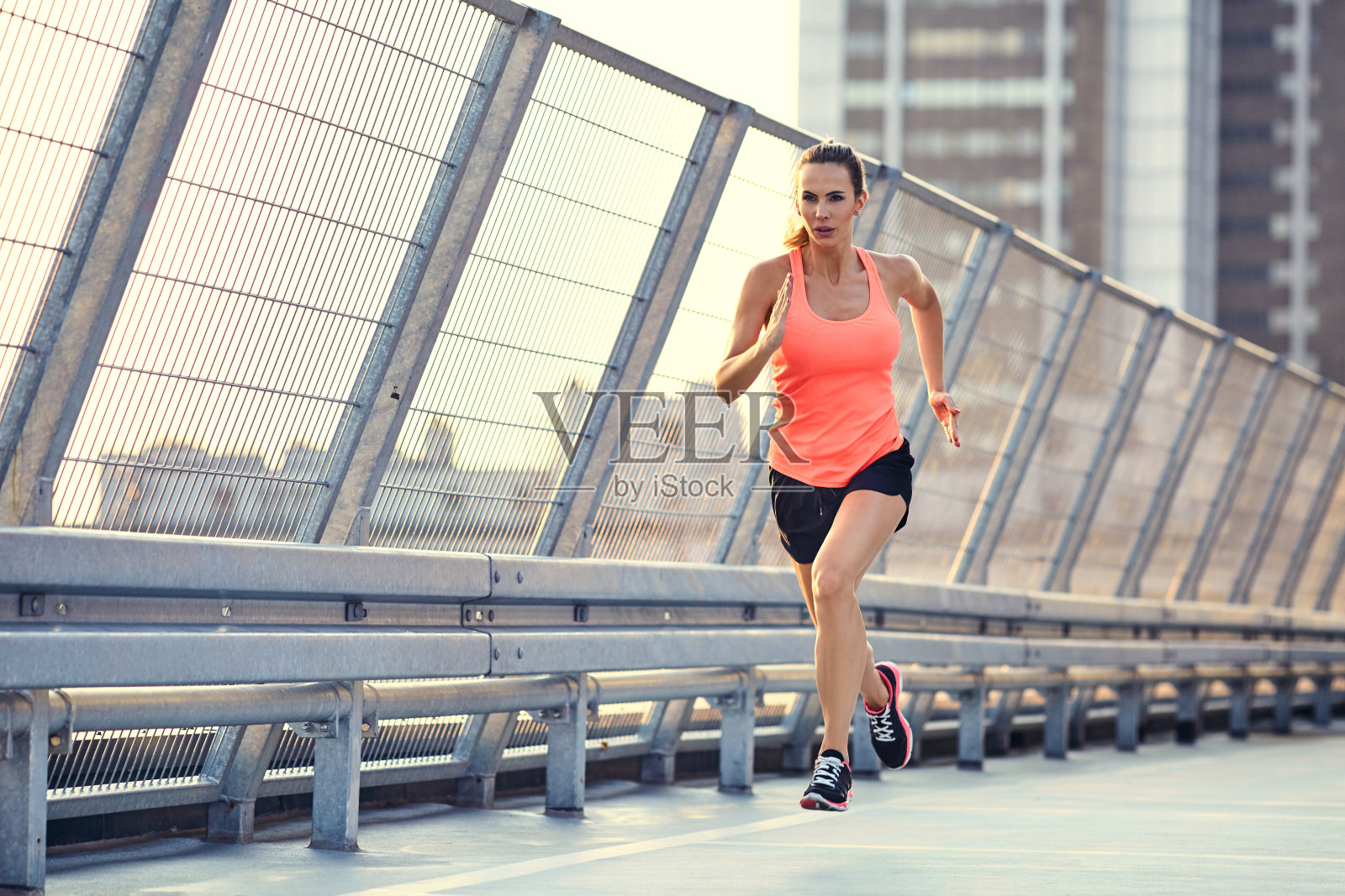 女性跑步者在跑步锻炼照片摄影图片