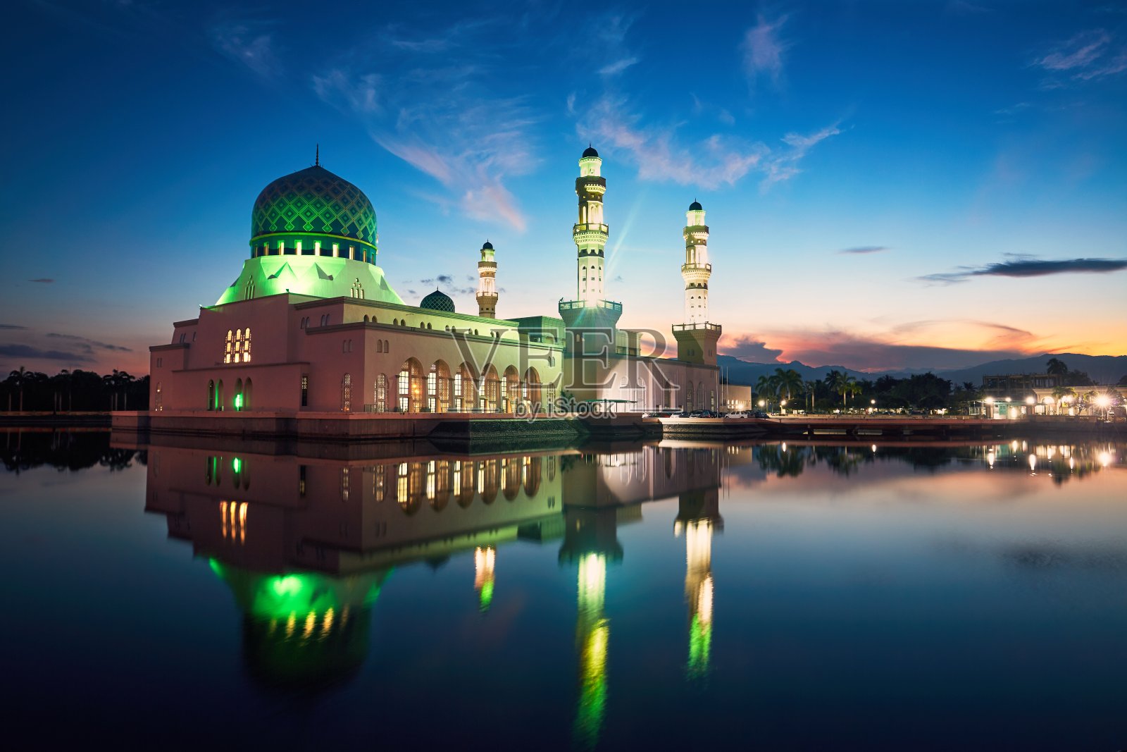 黎明时分的Kota Kinabalu清真寺照片摄影图片