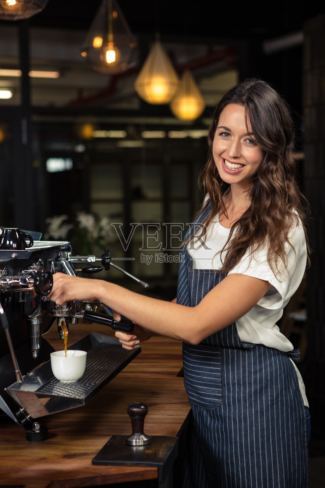 咖啡师用机器准备咖啡照片摄影图片