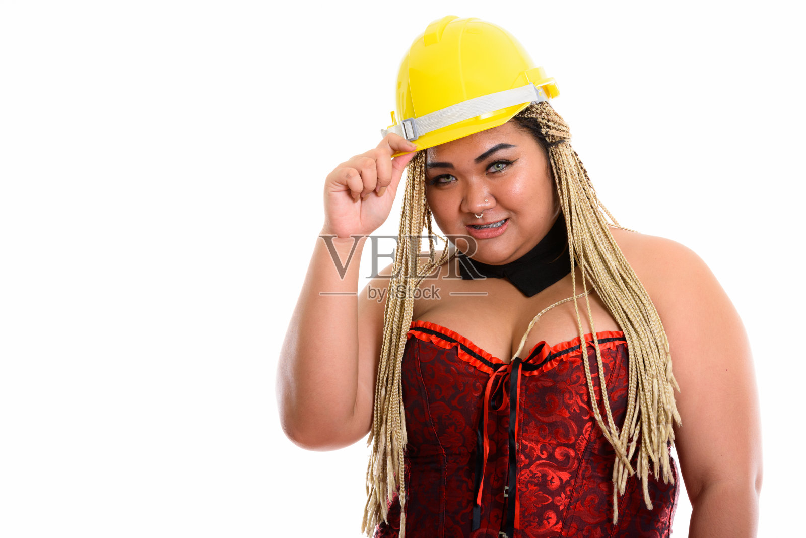 年轻快乐超重的亚洲建筑妇女微笑着，而持有安全头盔和穿着性感的服装照片摄影图片