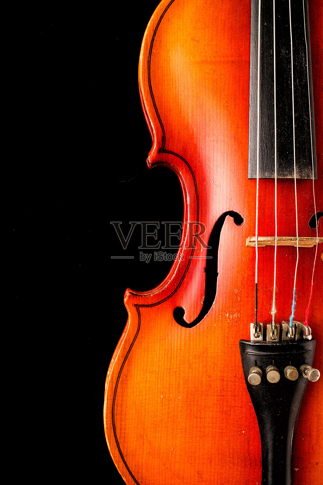 黑色背景上的旧小提琴照片摄影图片