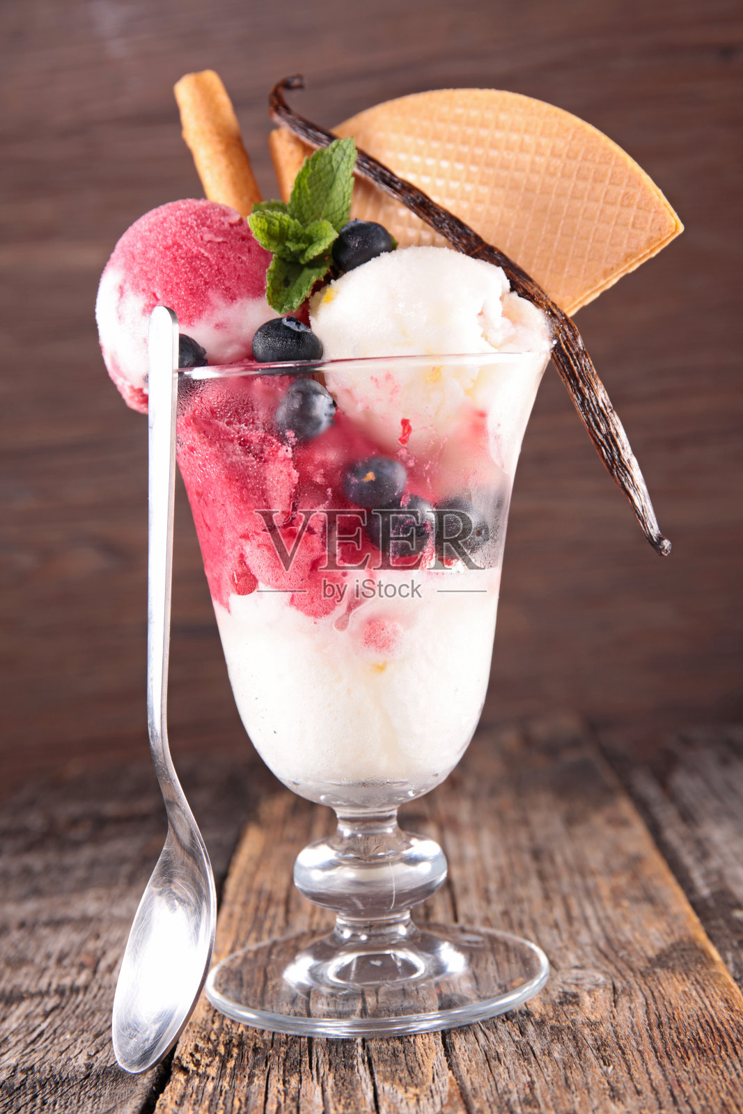 一杯冰淇淋和莓果照片摄影图片
