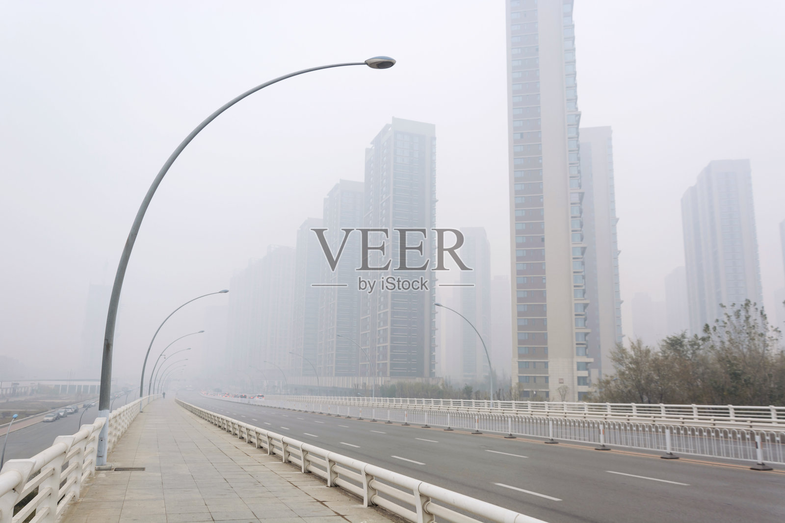 城市在一个严重的雾霾天气照片摄影图片