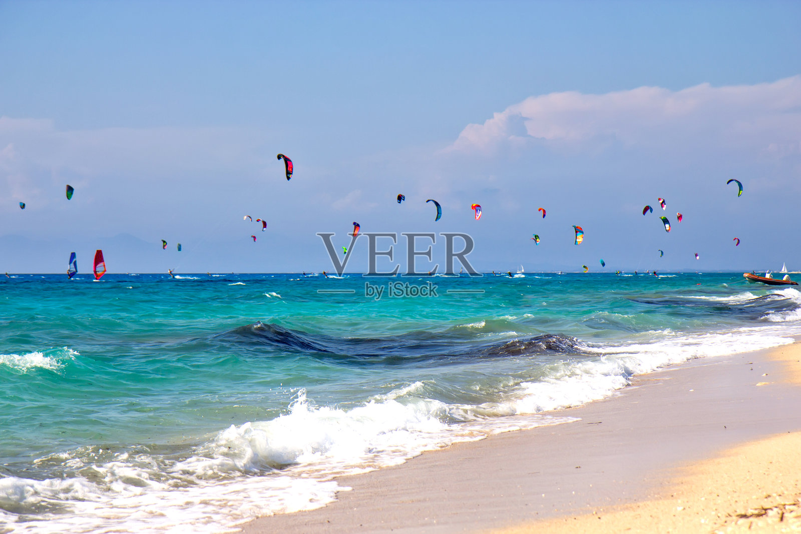 希腊莱夫卡达岛上的风筝冲浪者。照片摄影图片