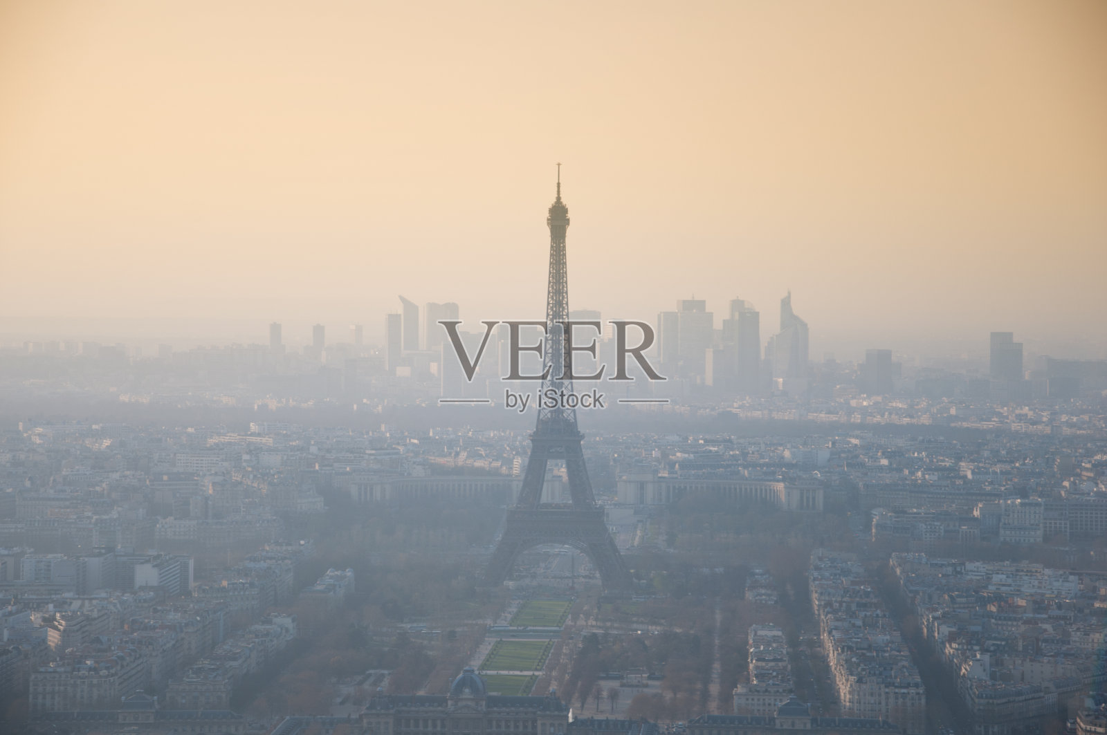 烟雾。埃菲尔铁塔。巴黎。照片摄影图片