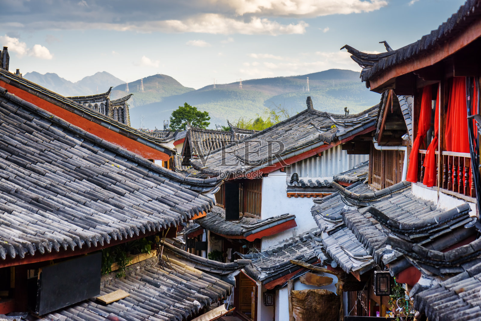 丽江风景秀丽，是中国传统的瓦房屋顶照片摄影图片