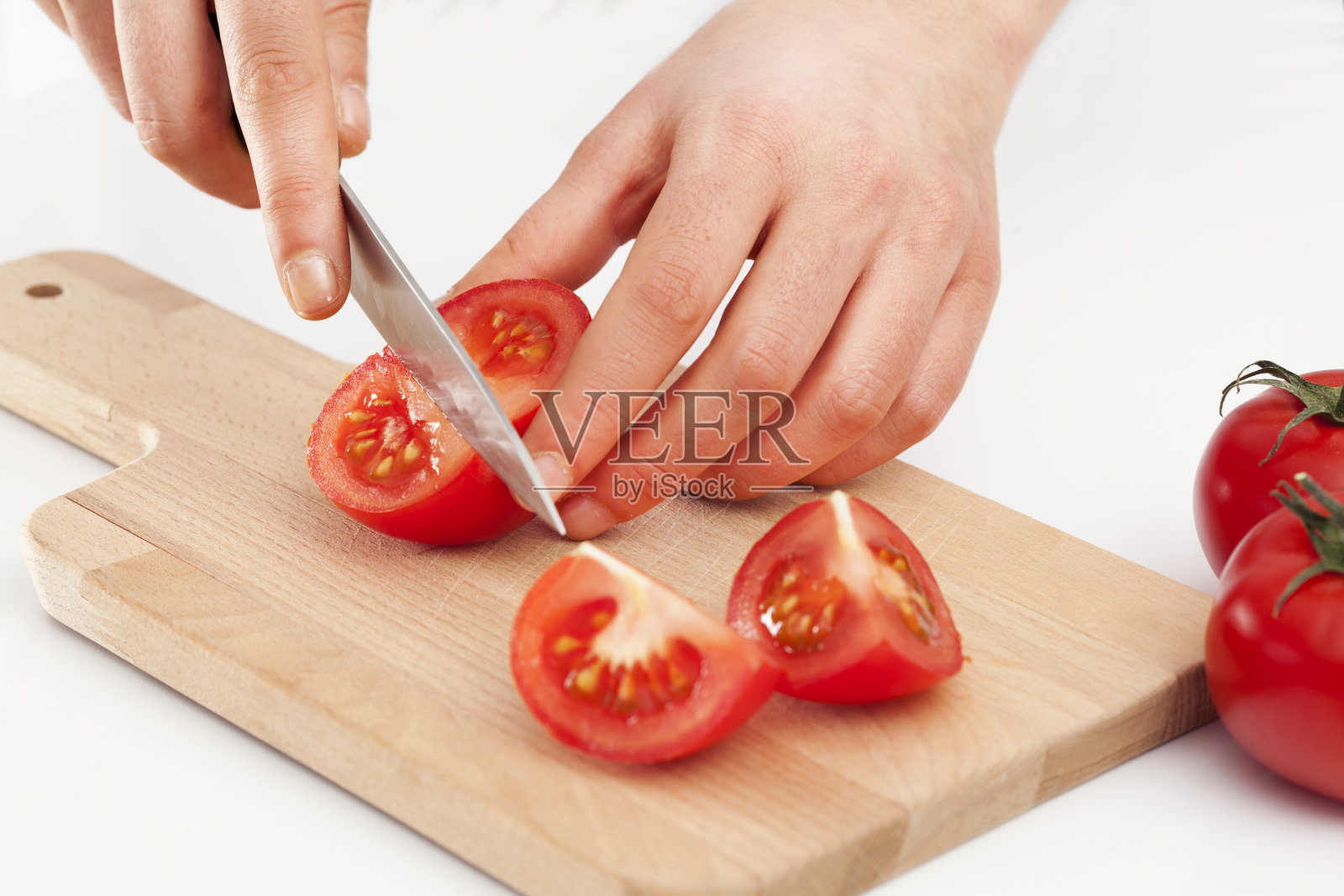 女人用手切番茄照片摄影图片