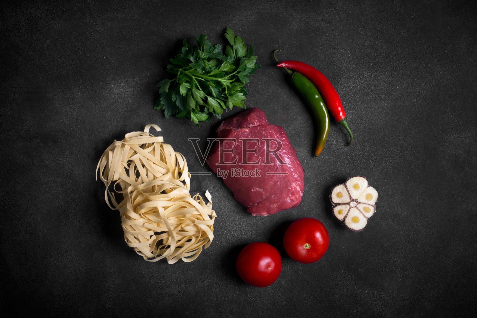 传统亚洲食材拉面配蔬菜和肉类照片摄影图片
