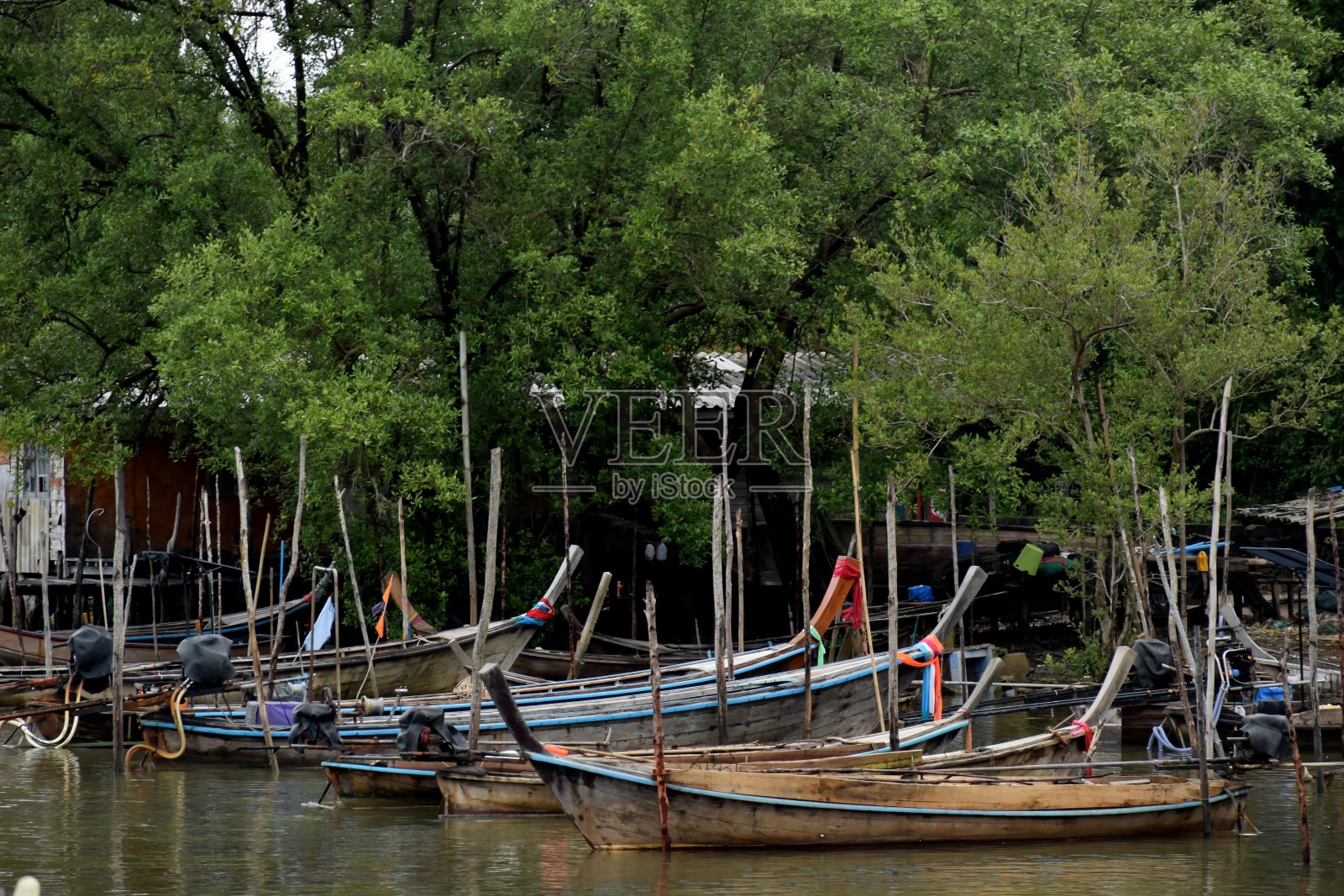 长尾船和渔村在雨天在甲米，泰国照片摄影图片