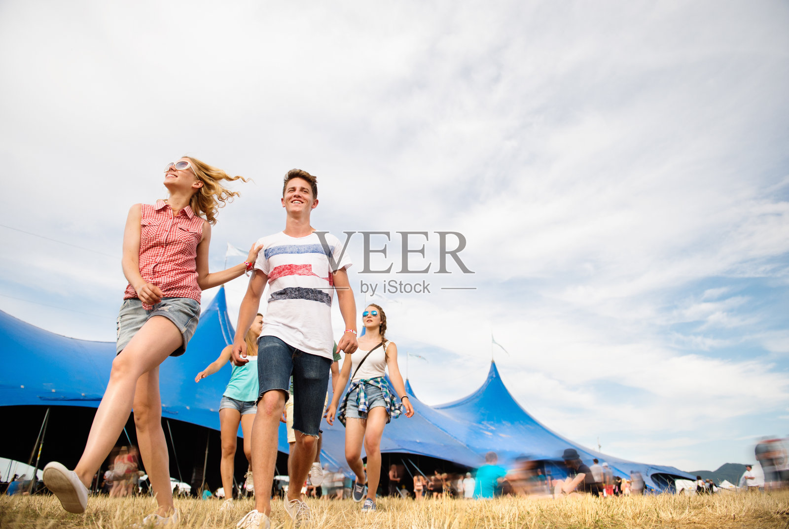 青少年在夏季音乐节的蓝色大帐篷前照片摄影图片