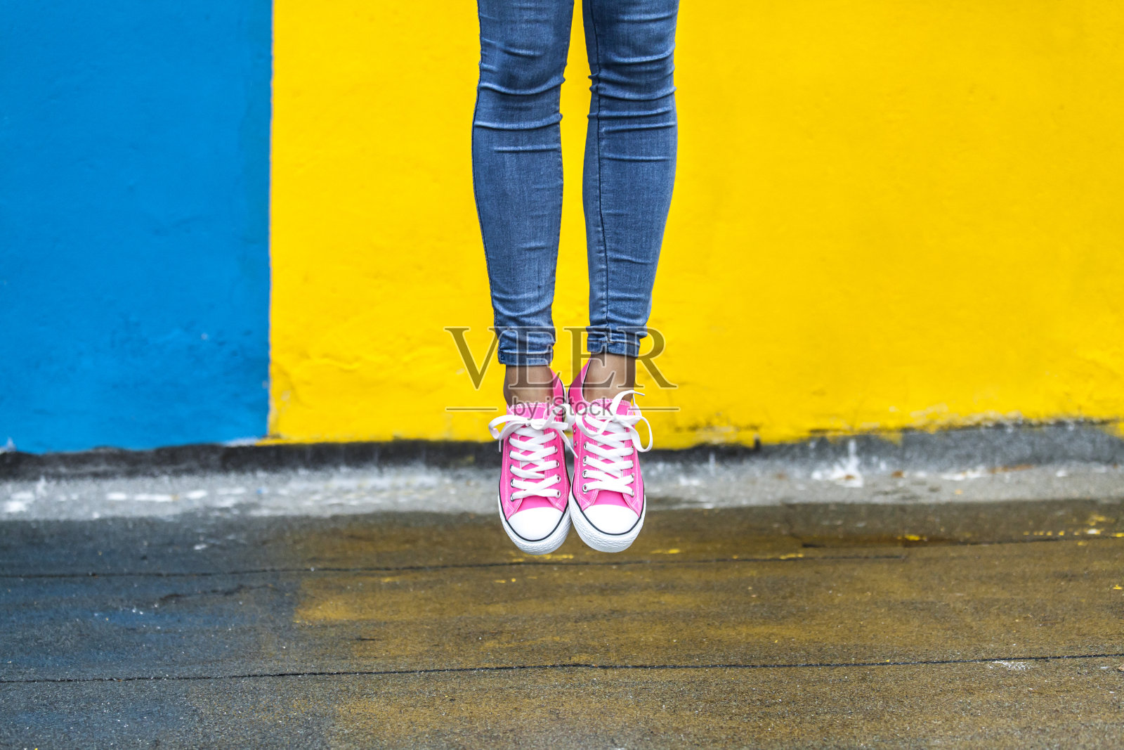 穿着粉色运动鞋的女人照片摄影图片