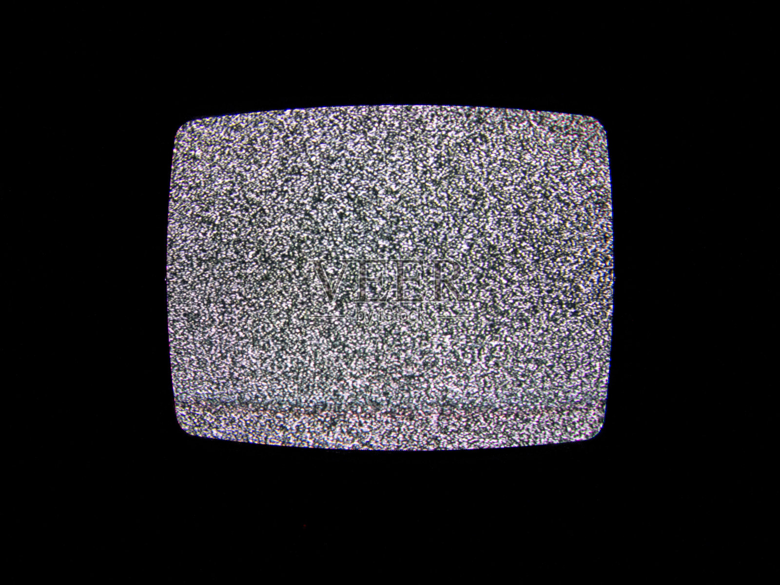 黑暗中旧电视屏幕上的静电噪音。照片摄影图片