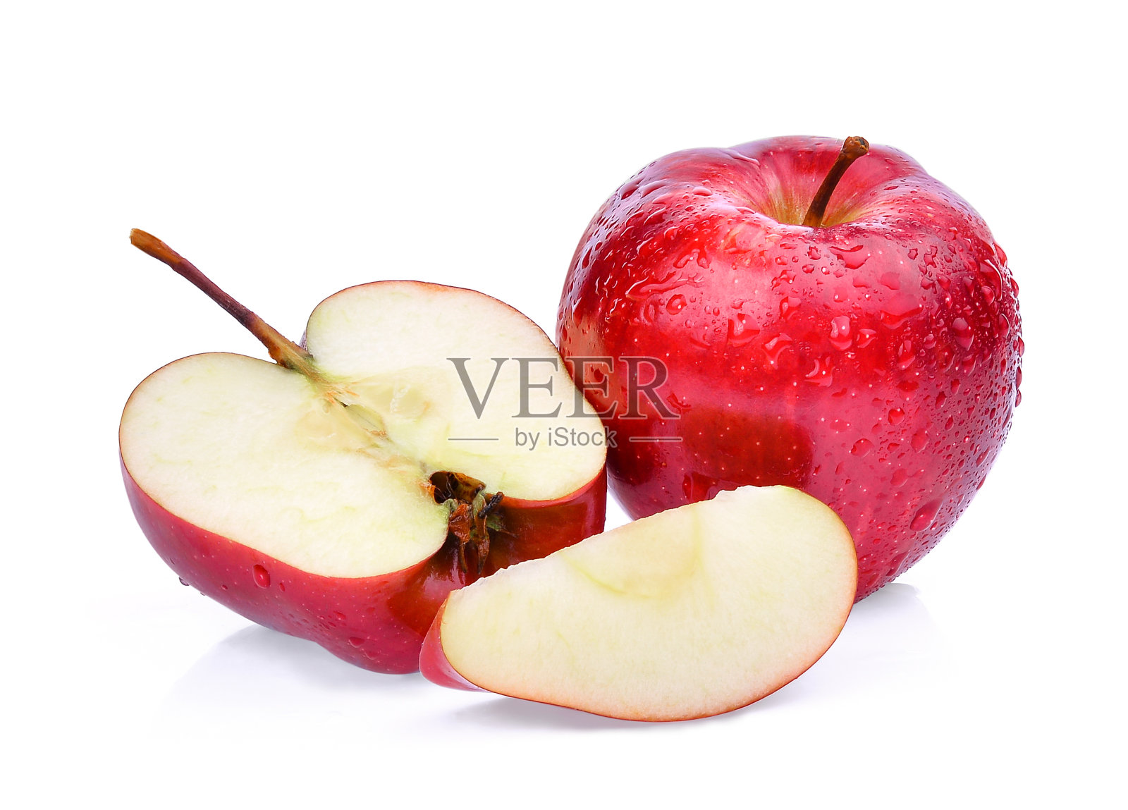 新鲜的红苹果和水滴孤立在白色的背景照片摄影图片