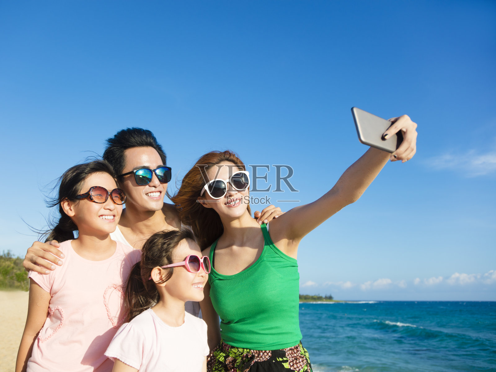 快乐的一家人在海滩自拍照片摄影图片