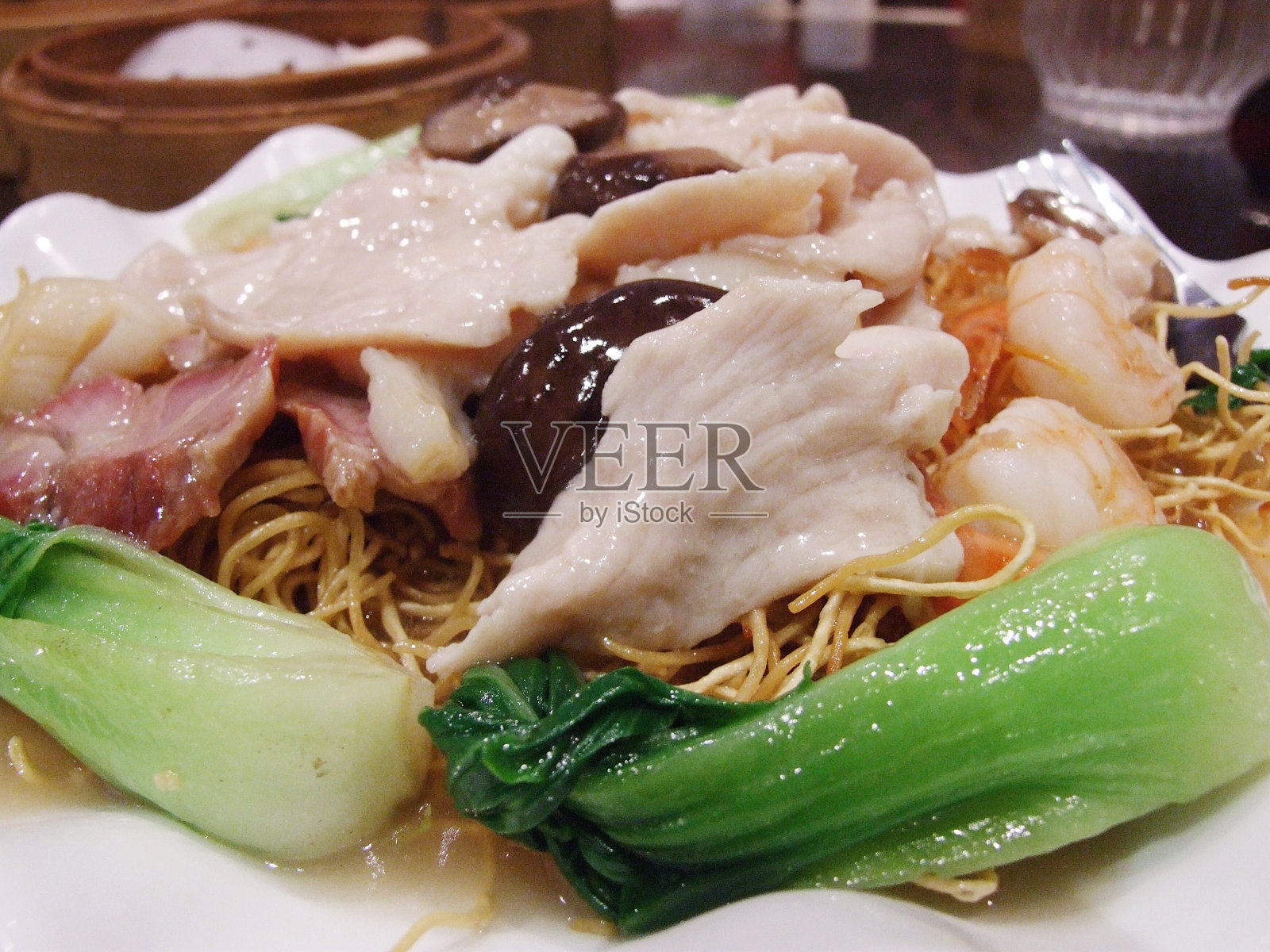 中式脆蛋面配猪肉、海鲜和甘蓝照片摄影图片