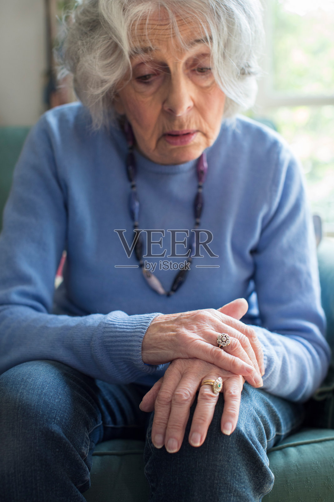 患有帕金森病的老年妇女照片摄影图片