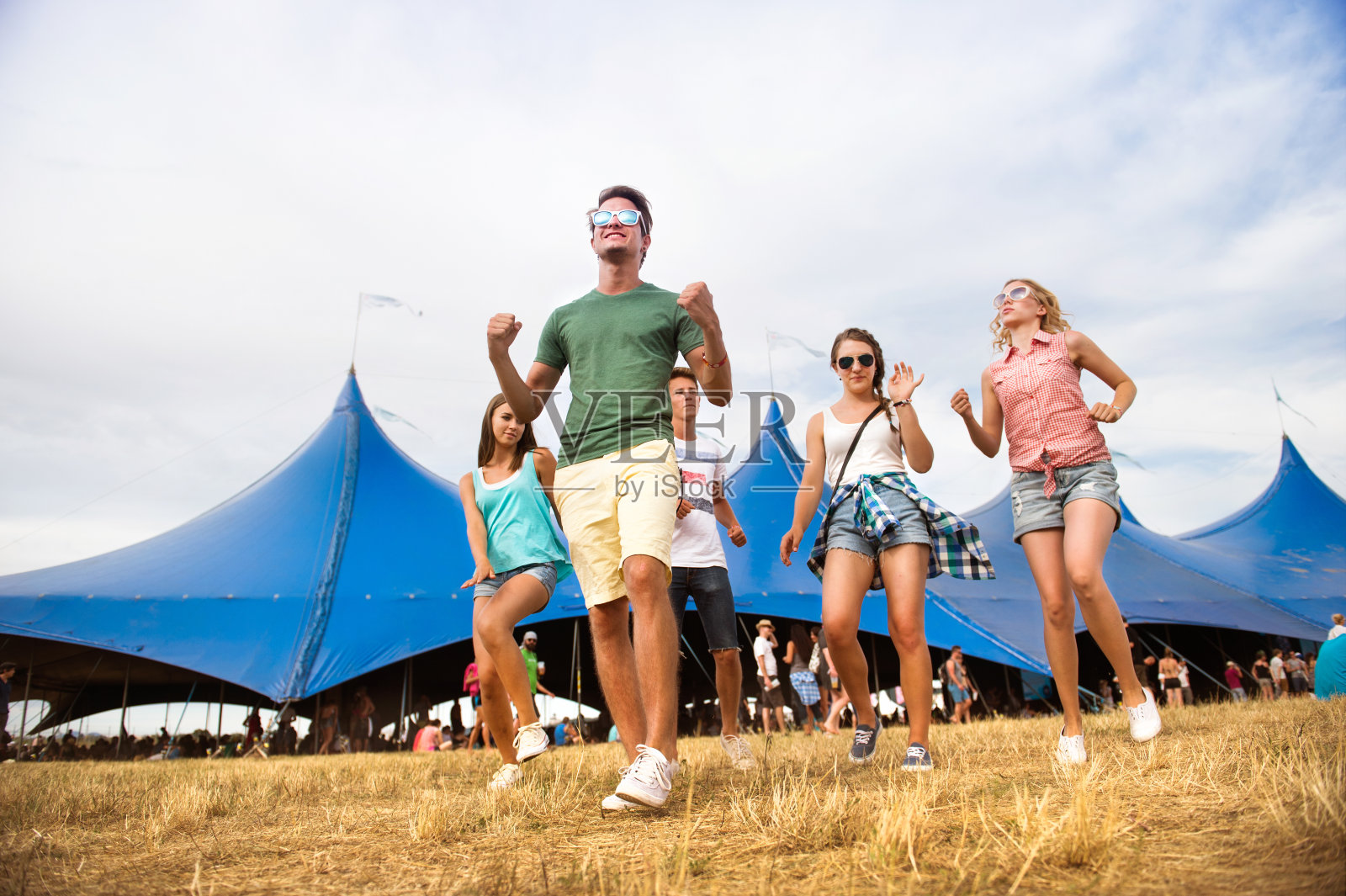 青少年在夏季音乐节上在帐篷前跳舞照片摄影图片
