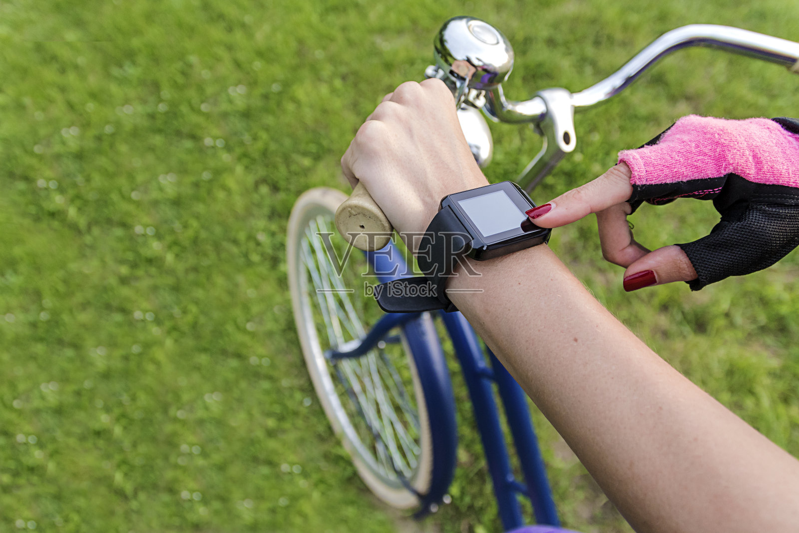 一个骑自行车的女人带着智能手表的心率监测器照片摄影图片