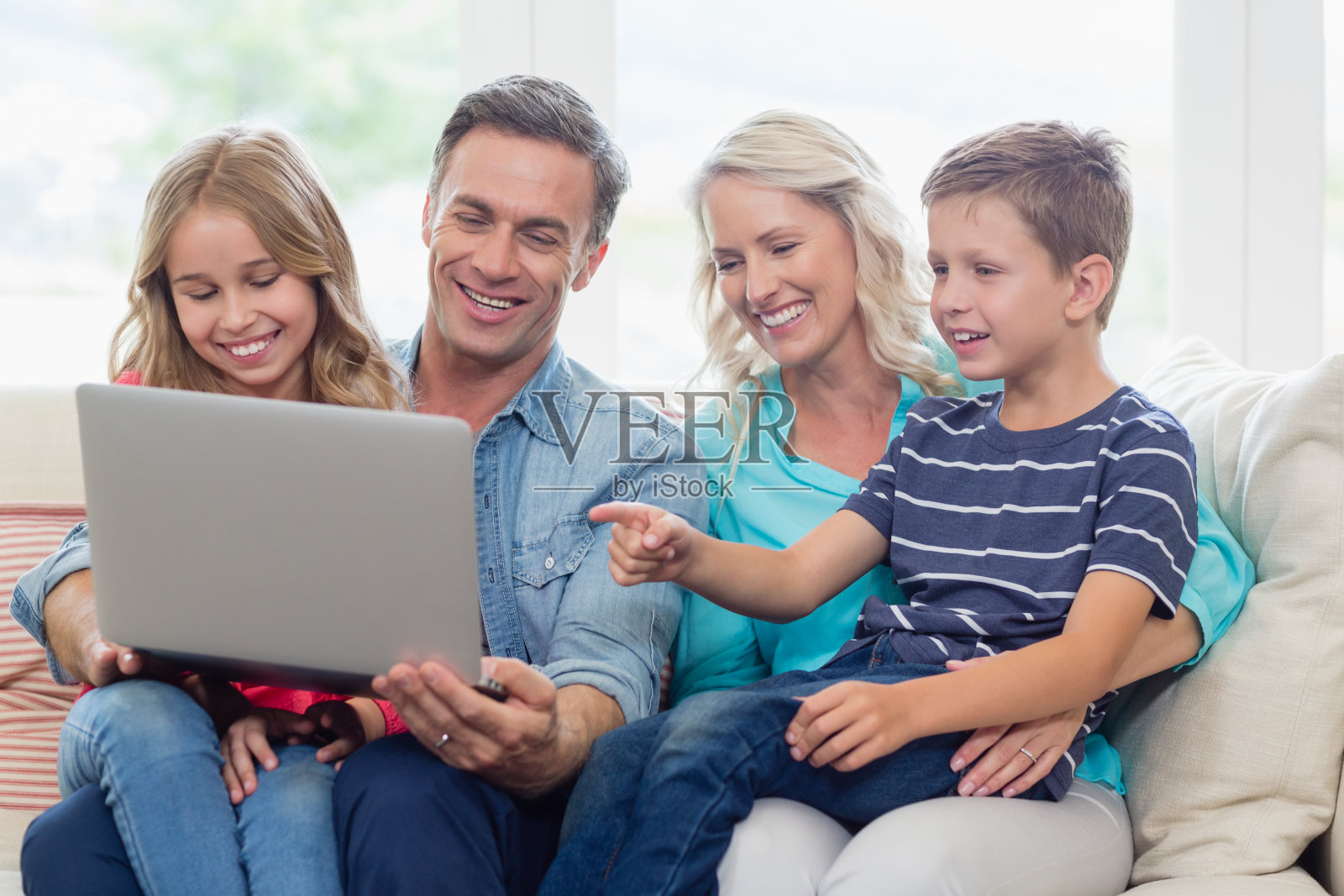 家长和孩子在客厅使用笔记本电脑照片摄影图片