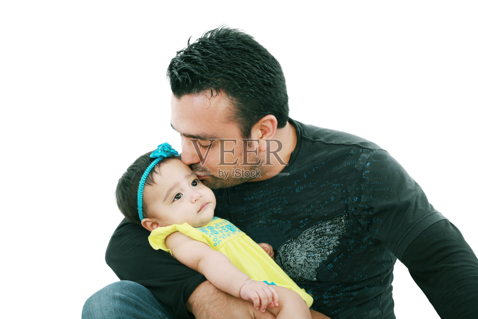 快乐的父亲亲吻他的女儿照片摄影图片