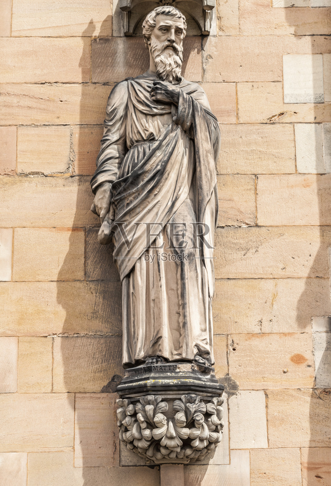圣马修雕像，利奇菲尔德大教堂照片摄影图片