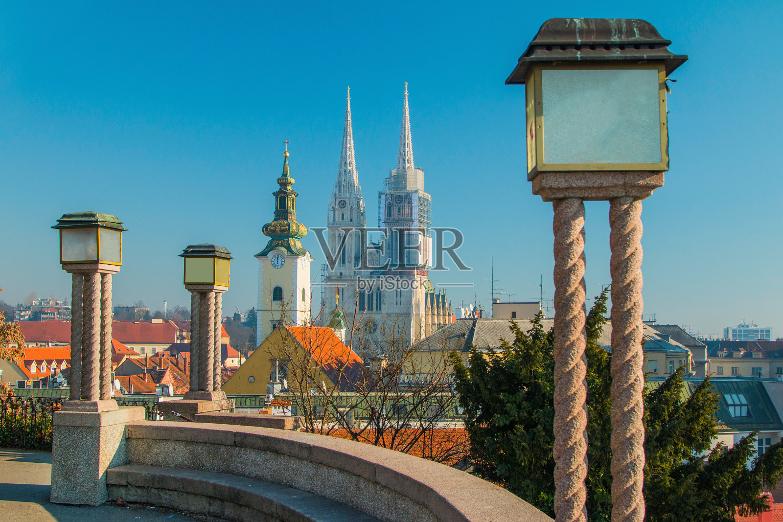萨格勒布大教堂的塔楼和上城区的灯笼照片摄影图片