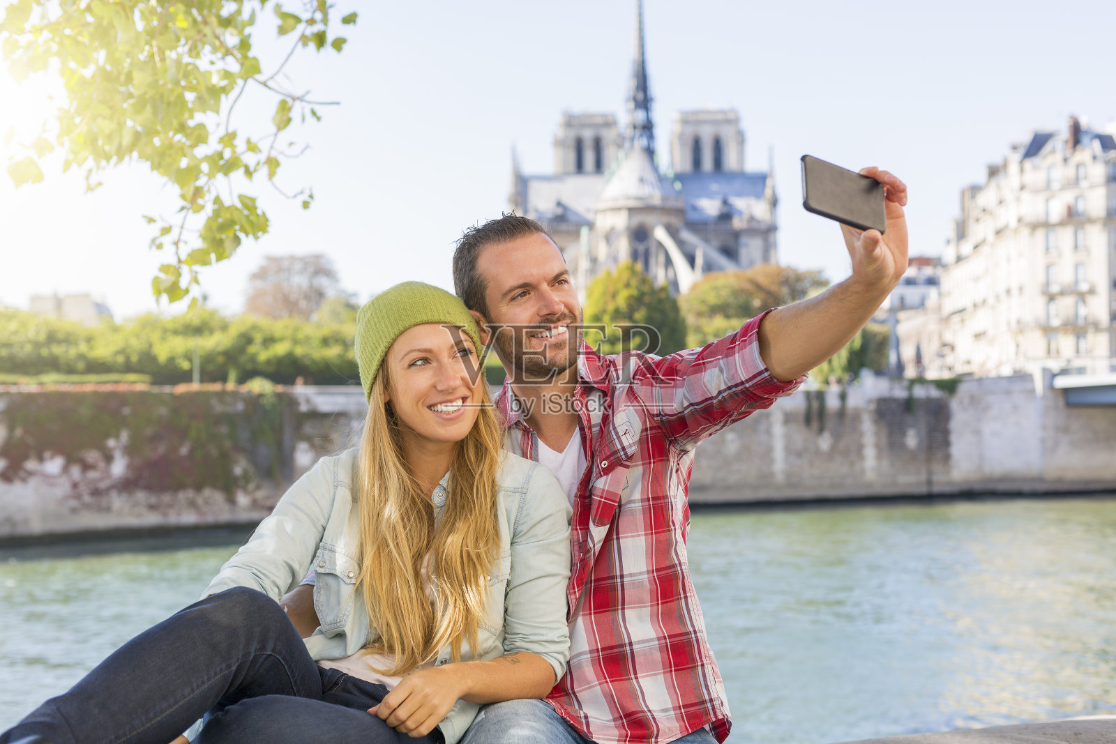 年轻夫妇游览巴黎照片摄影图片