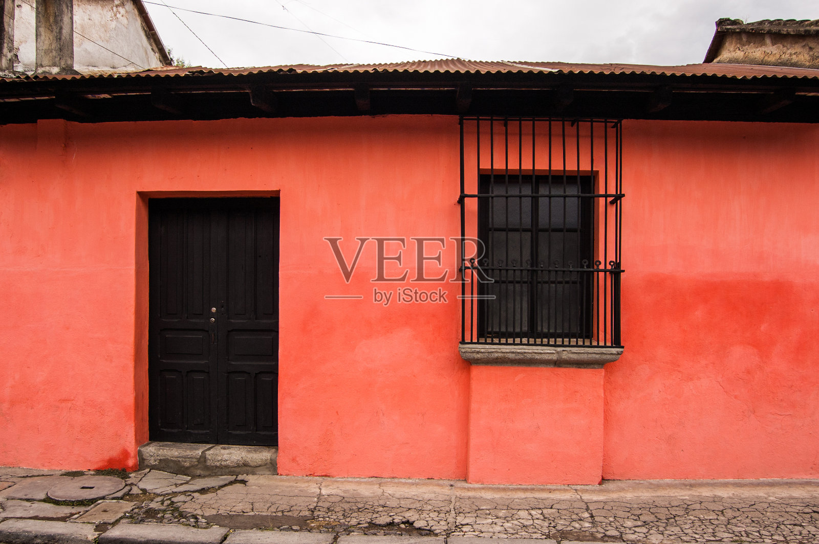 红色油漆的房屋外观照片摄影图片