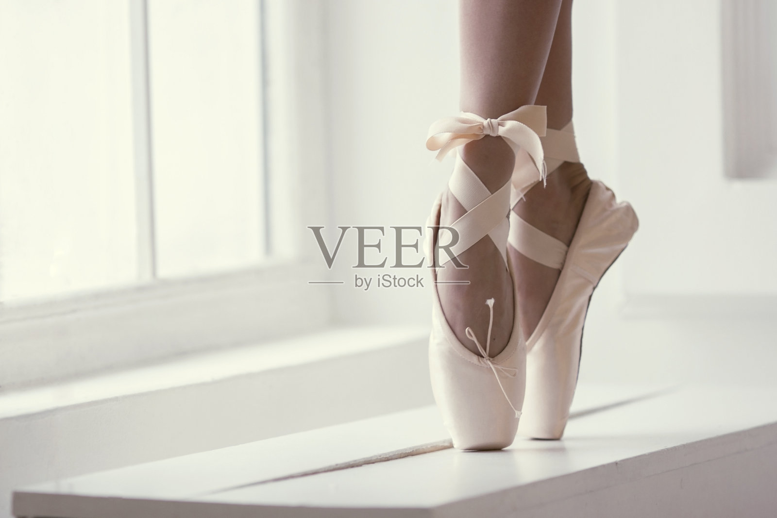 芭蕾舞女演员的尖腿照片摄影图片